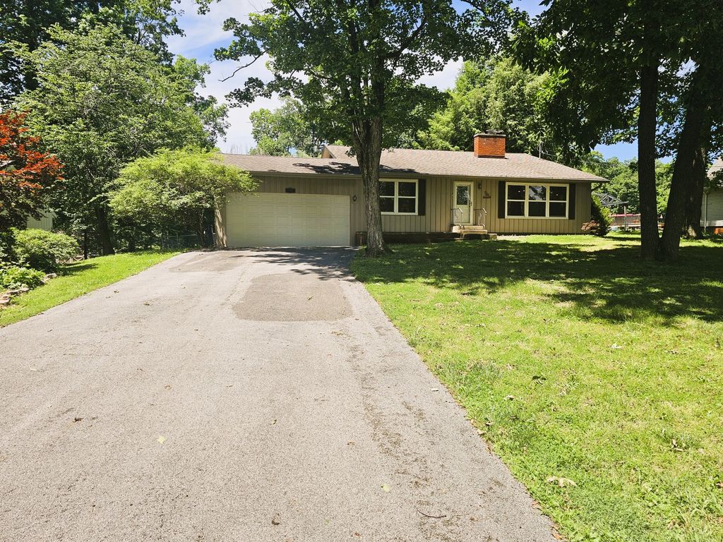 Image 2 of property listing at 705 Lake Park Road, Mt Vernon, IL 62864