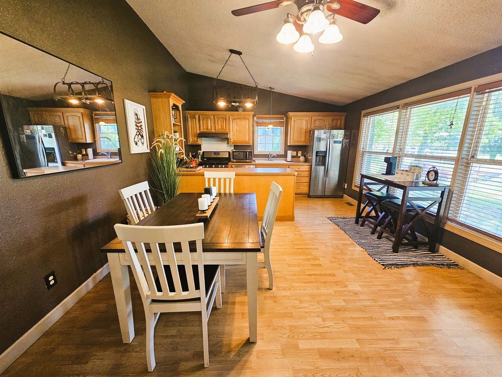 Image 13 of property listing at 705 Lake Park Road, Mt Vernon, IL 62864