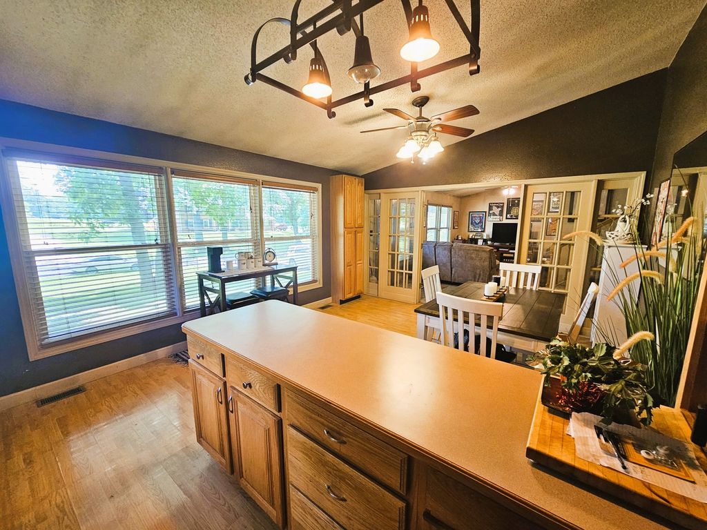 Image 15 of property listing at 705 Lake Park Road, Mt Vernon, IL 62864
