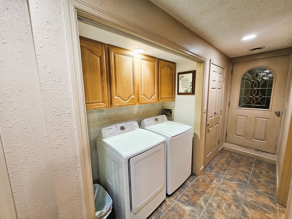 Image 20 of property listing at 705 Lake Park Road, Mt Vernon, IL 62864