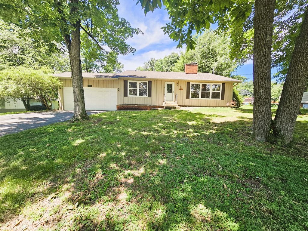 Image 3 of property listing at 705 Lake Park Road, Mt Vernon, IL 62864