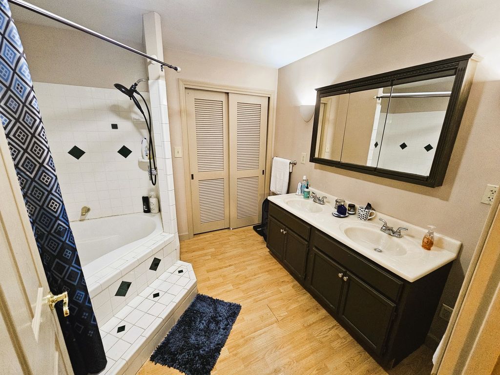 Image 24 of property listing at 705 Lake Park Road, Mt Vernon, IL 62864