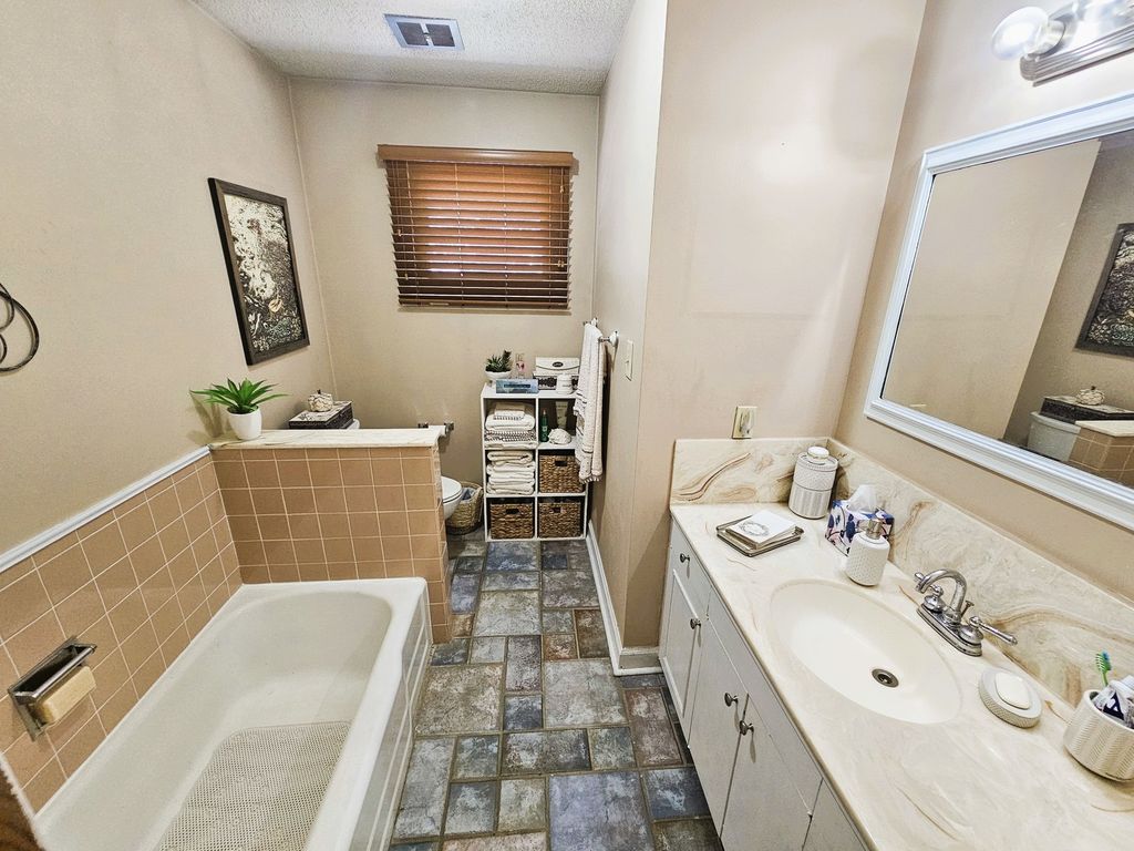 Image 26 of property listing at 705 Lake Park Road, Mt Vernon, IL 62864