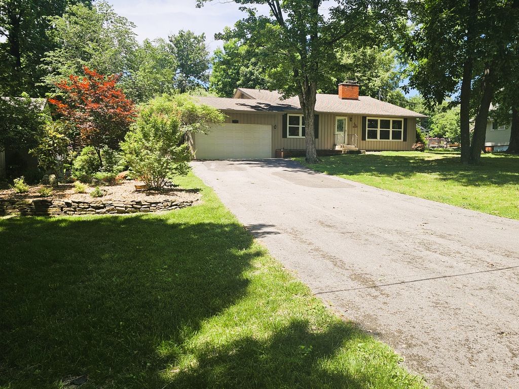 Image 4 of property listing at 705 Lake Park Road, Mt Vernon, IL 62864