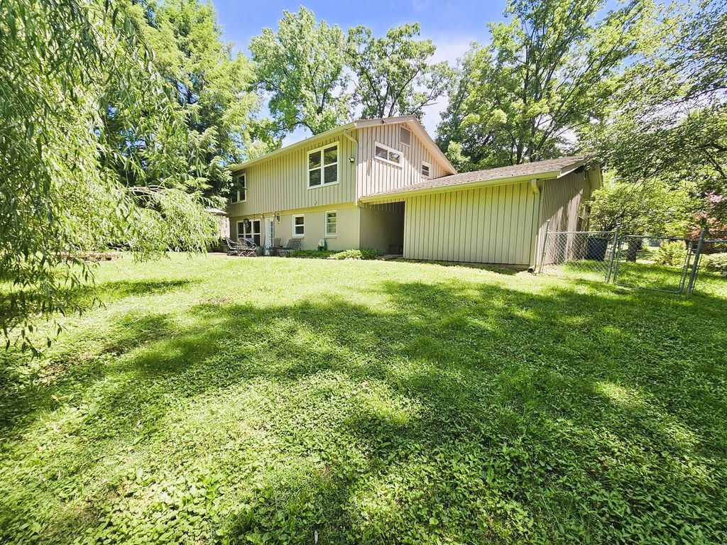 Image 5 of property listing at 705 Lake Park Road, Mt Vernon, IL 62864
