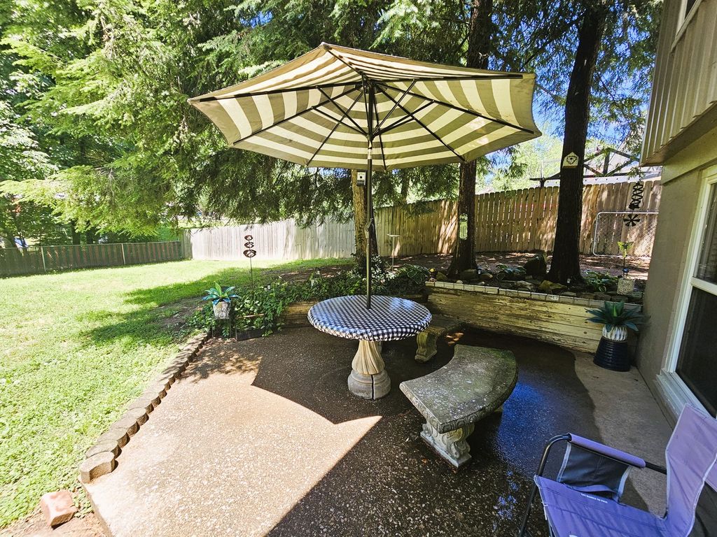 Image 6 of property listing at 705 Lake Park Road, Mt Vernon, IL 62864