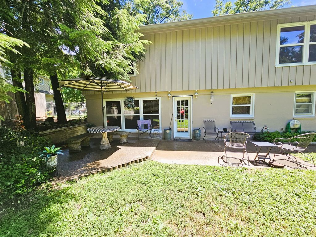 Image 7 of property listing at 705 Lake Park Road, Mt Vernon, IL 62864
