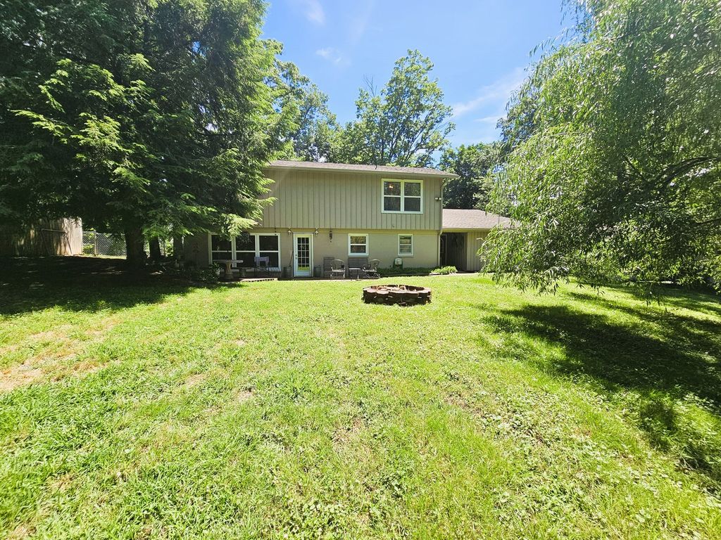 Image 8 of property listing at 705 Lake Park Road, Mt Vernon, IL 62864