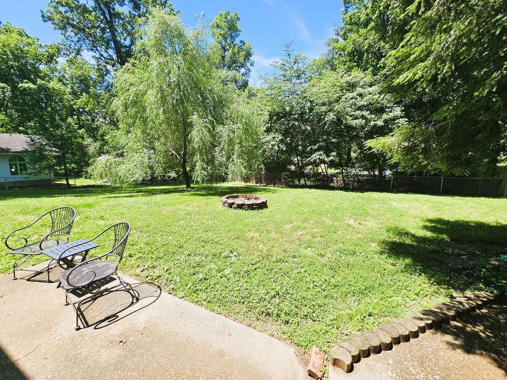 Image 9 of property listing at 705 Lake Park Road, Mt Vernon, IL 62864