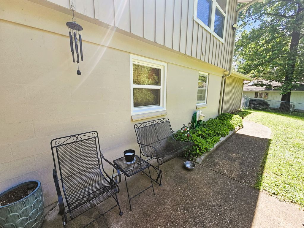 Image 10 of property listing at 705 Lake Park Road, Mt Vernon, IL 62864
