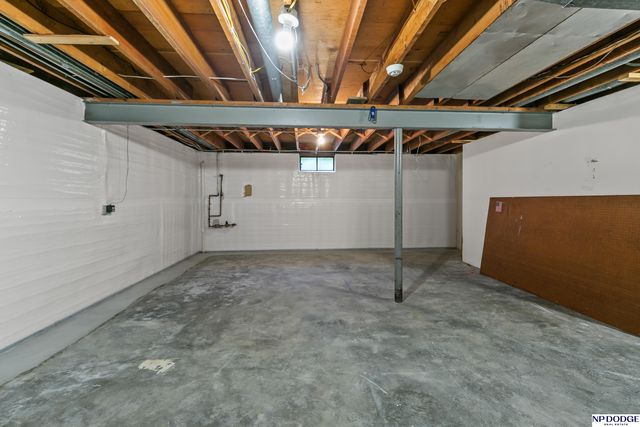 9911 Pasadena Avenue, Omaha, NE 68124