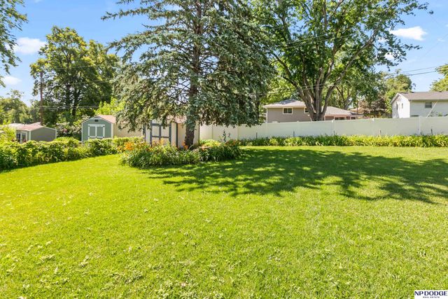 9911 Pasadena Avenue, Omaha, NE 68124