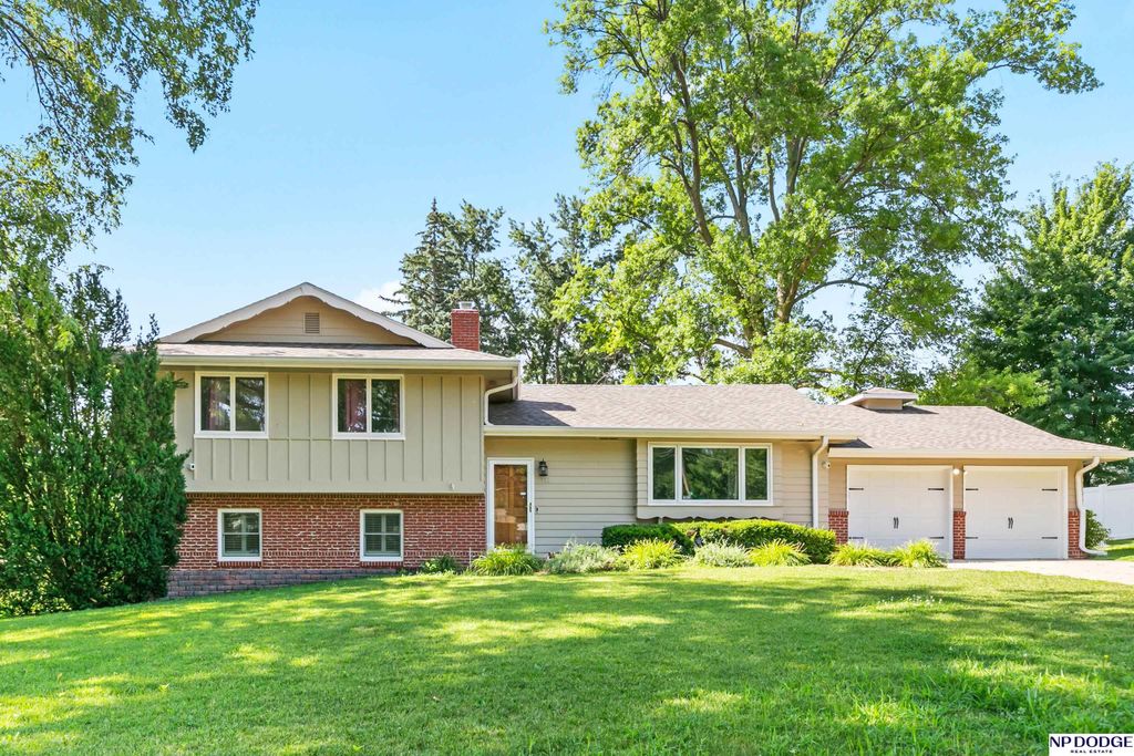 9911 Pasadena Avenue, Omaha, NE 68124