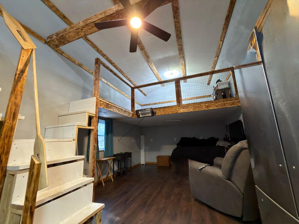 Image 4 of property listing at 2878 Lazy Acre Road, Odin, IL 62870