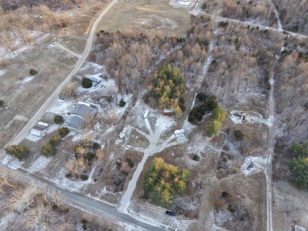 Image 31 of property listing at 2878 Lazy Acre Road, Odin, IL 62870