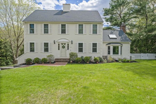25 Hounds Ditch Ln, Duxbury, MA 02332