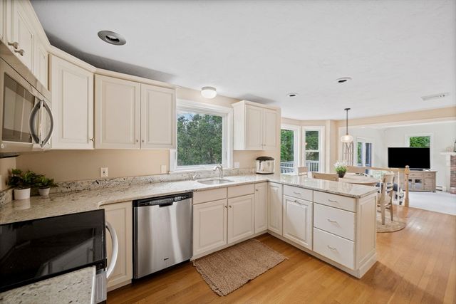 25 Hounds Ditch Ln, Duxbury, MA 02332