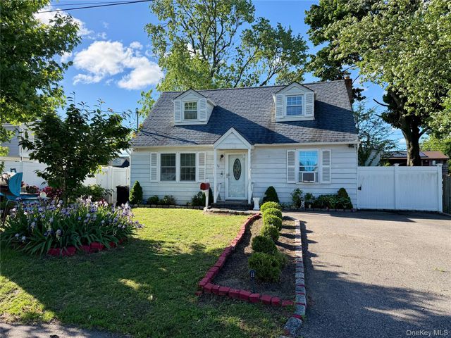19 3rd Street, Lindenhurst, NY 11757