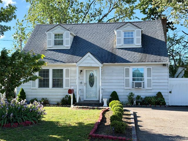 19 3rd Street, Lindenhurst, NY 11757