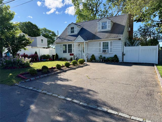 19 3rd Street, Lindenhurst, NY 11757