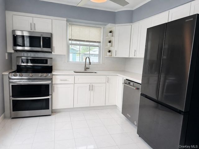 19 3rd Street, Lindenhurst, NY 11757