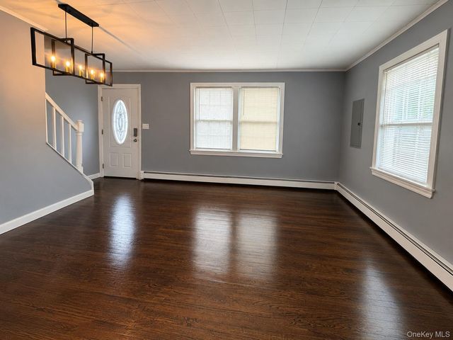 19 3rd Street, Lindenhurst, NY 11757