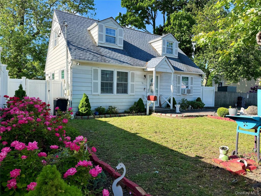 19 3rd Street, Lindenhurst, NY 11757