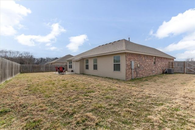 1651 Gallant Fox Lane, Prairie Grove, AR 72753