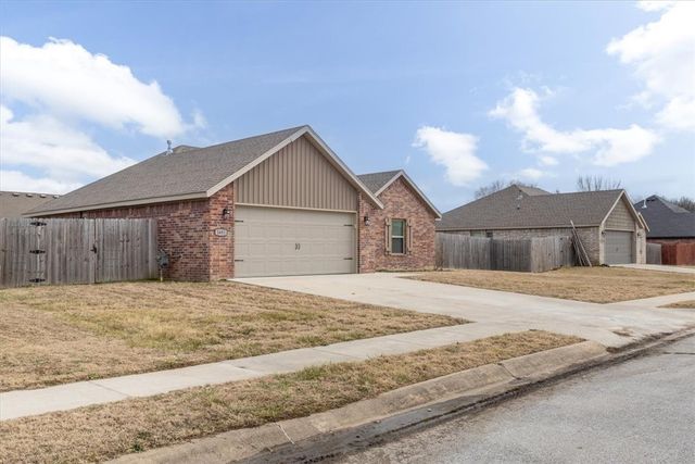 1651 Gallant Fox Lane, Prairie Grove, AR 72753