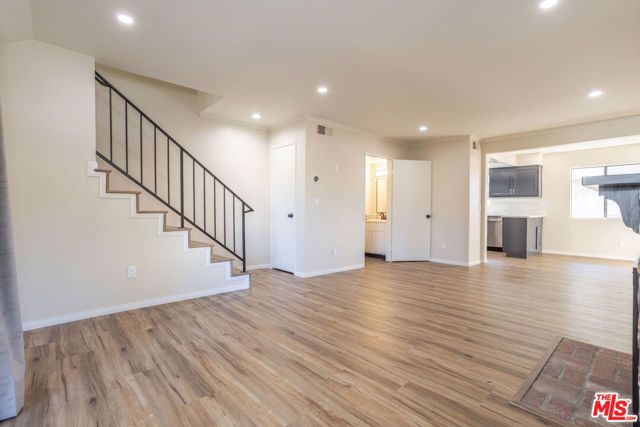 9140 Burnet Avenue 15, North Hills (los Angeles), CA 91343