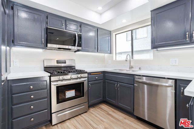 9140 Burnet Avenue 15, North Hills (los Angeles), CA 91343
