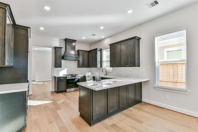 2515 S Houston Avenue, Pearland, TX 77581