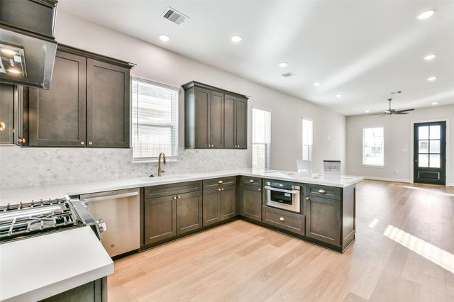 2515 S Houston Avenue, Pearland, TX 77581