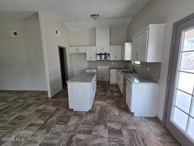 13833 Flora Vista Avenue, Horizon City, TX 79928
