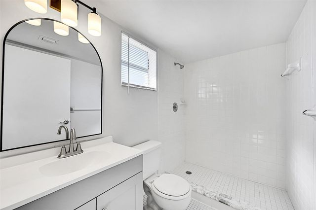 719 Gardens Dr 201, Pompano Beach, FL 33069