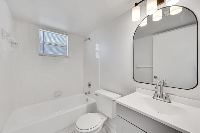 719 Gardens Dr 201, Pompano Beach, FL 33069