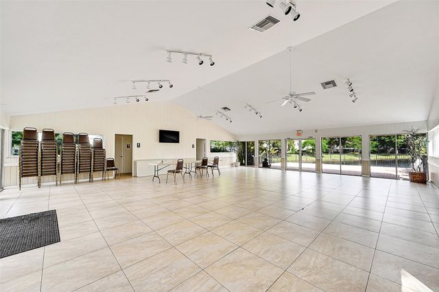 719 Gardens Dr 201, Pompano Beach, FL 33069