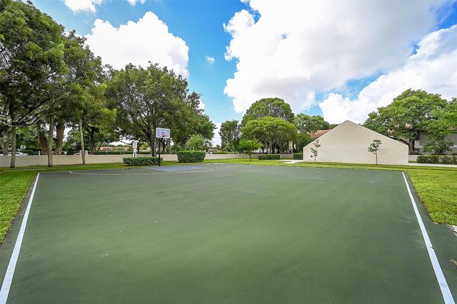 719 Gardens Dr 201, Pompano Beach, FL 33069