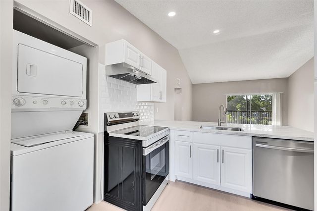 719 Gardens Dr 201, Pompano Beach, FL 33069