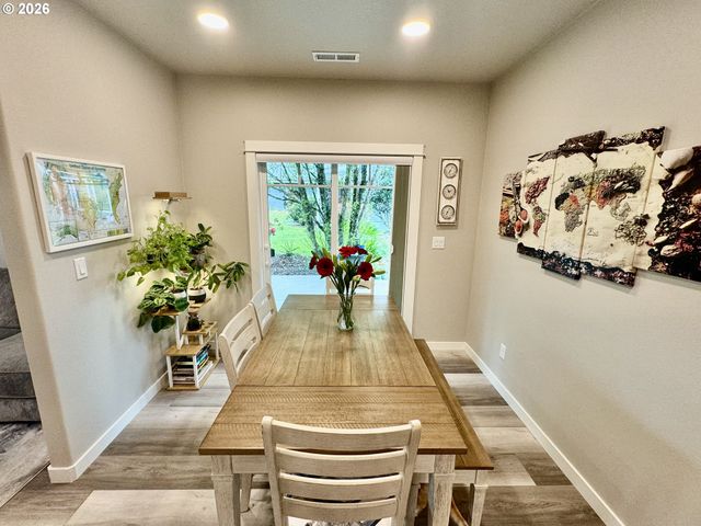 320 OAK St, Florence, OR 97439