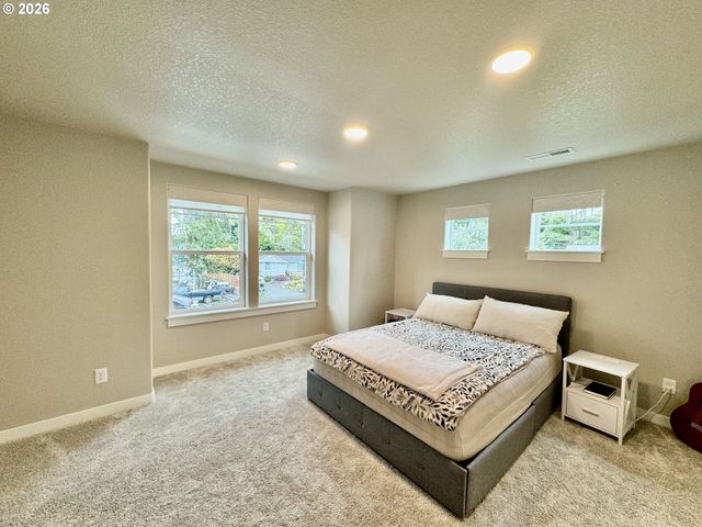 320 OAK St, Florence, OR 97439