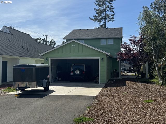 320 OAK St, Florence, OR 97439