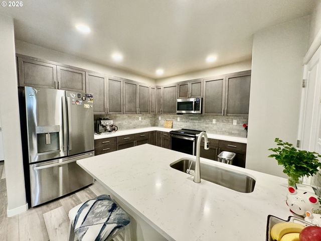 320 OAK St, Florence, OR 97439