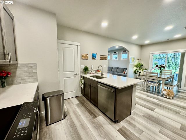 320 OAK St, Florence, OR 97439