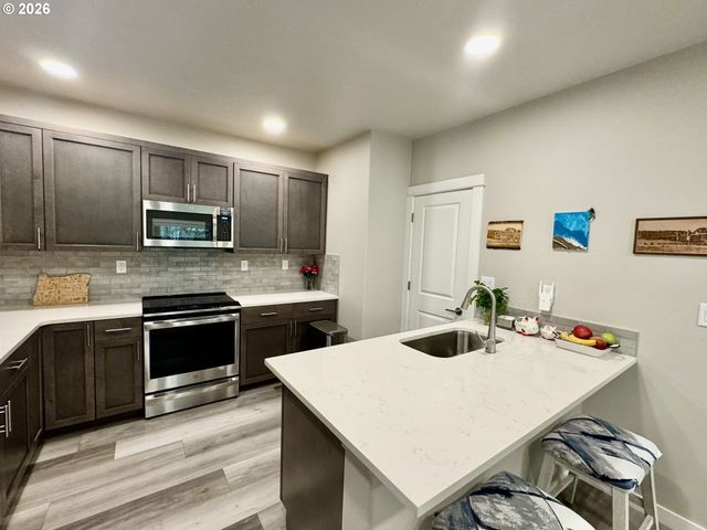 320 OAK St, Florence, OR 97439