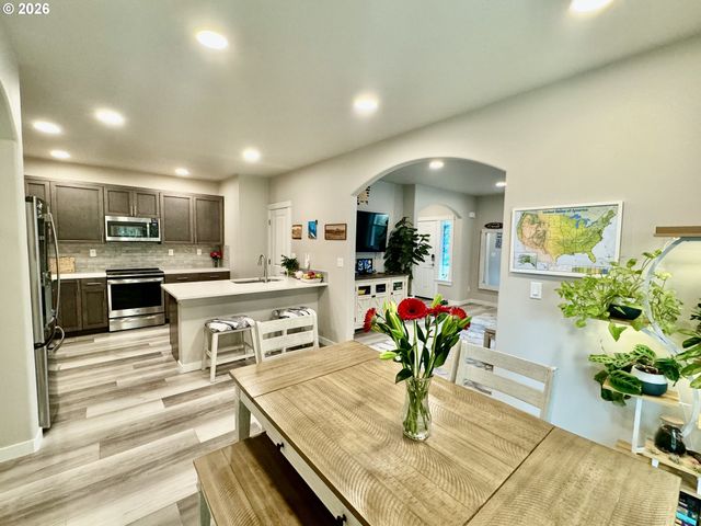 320 OAK St, Florence, OR 97439