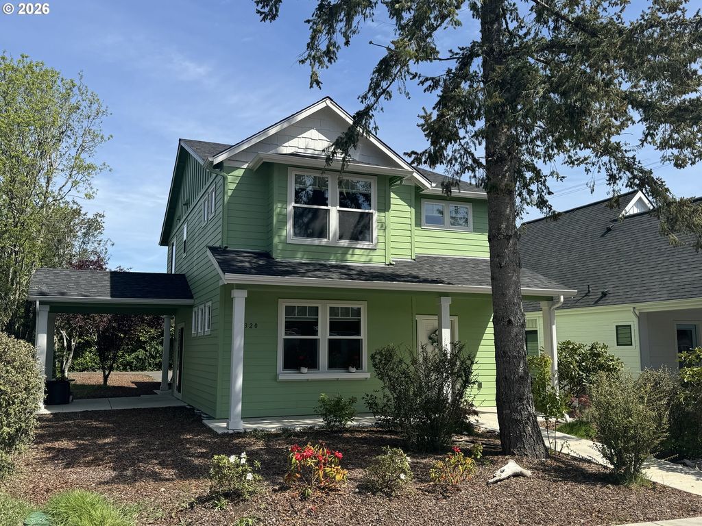 320 OAK St, Florence, OR 97439