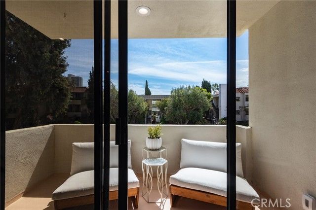 11919 Mayfield 2, Los Angeles, CA 90049