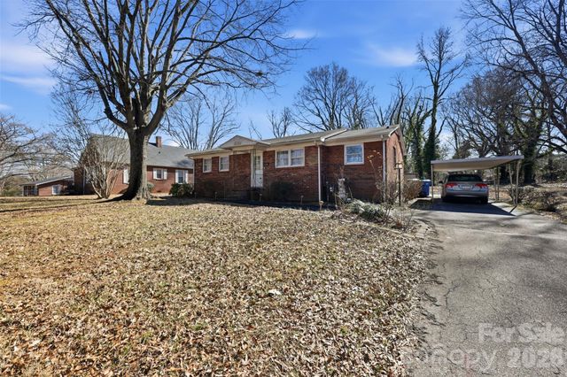 324 17th Avenue NE, Hickory, NC 28601