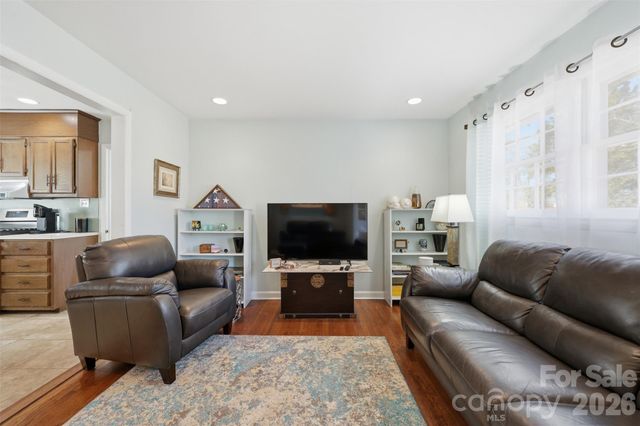 324 17th Avenue NE, Hickory, NC 28601